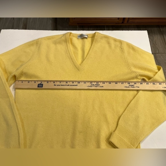 Vintage Women’s Sweater Size L 100% pure Lambs Wool Yellow V Neck Long Sleeves - Picture 4 of 8